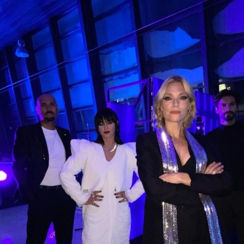 Η Βίκυ Καγιά ποζάρει στα παρασκήνια του GNTM με τον Δημήτρη Σκουλό, την Ζενεβιέβ Μαζαρί και τον Γιώργο Καράβα