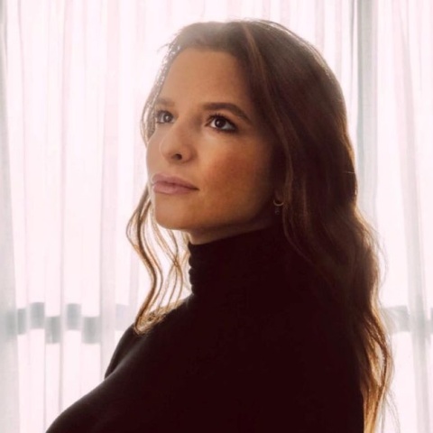 Η Εριέττα Κούρκουλου - Λάτση ποζάρει με φουσκωμένη κοιλίτσα φορώντας μαύρο κολλητό ζιβάγκο