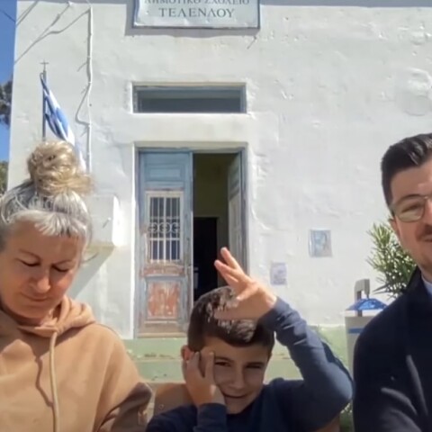 Ο μικρός Σάββας με τη μητέρα του και τον δάσκαλό του, Παναγιώτη Καλαϊτζίδη