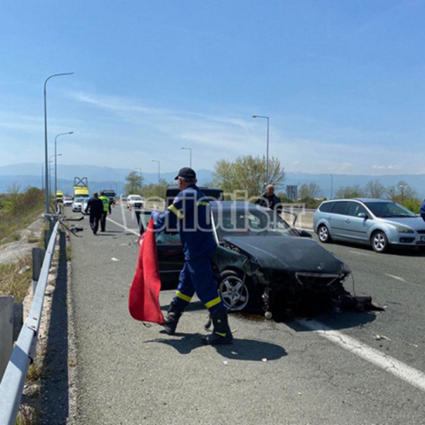 Βέροια: Φωτογραφία από το τροχαίο δυστύχημα στην Εγνατία Οδό - Αυτοκίνητο με εμφανή τα σημάδια της σύγκρουσης