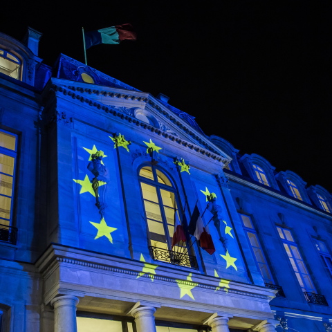 Το γαλλικό προεδρικό μέγαρο με τα χρώματα της ΕΕ