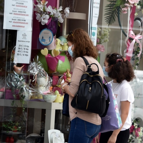 Γυναίκα με μικρό κοριτσάκι κοιτούν στις βιτρίνες εμπορικού καταστήματος - Φορούν και οι δύο Πάσχα