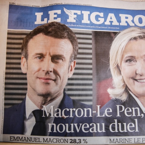 Ο Εμανουέλ Μακρόν και η Μαρίν Λεπέν σε εξώφυλλο γαλλικής εφημερίδας