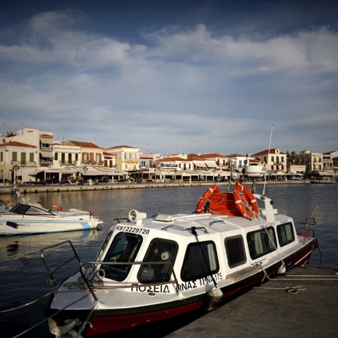 Το λιμάνι της Αίγινας - Ταχύπλοο με φόντο τα σπίτια στο παραλιακό μέτωπο του νησιού