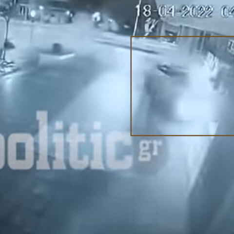 Αυτοκίνητο στη Θεσσαλονίκη εκτός ελέγχου διαλύει βιτρίνα καταστήματος