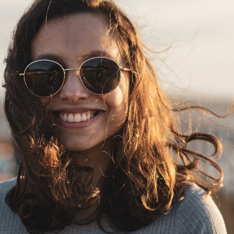 Ένα κορίτσι χαμογελάει.