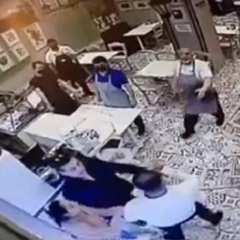 Θεσσαλονίκη: Ζημιές σε πατσατσίδικο γιατί δεν τους άφηναν να κάτσουν χωρίς πιστοποιητικά