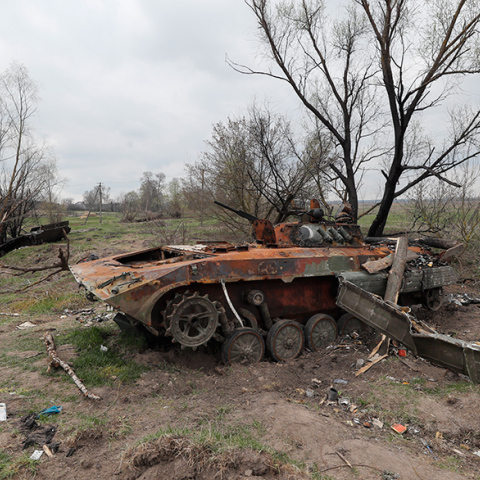 Πόλεμος στην Ουκρανία: Κατεστραμμένο ρωσικό άρμα μάχης στα περίχωρα του Κιέβου
