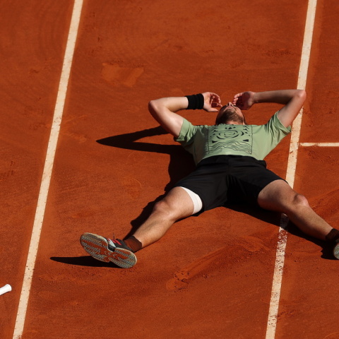 Ο Στέφανος Τσιτσιπάς μετά την κατάκτηση του τίτλου στο Μόντε Κάρλο