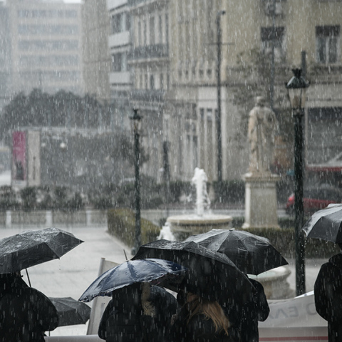 Βροχή στο κέντρο της Αθήνας