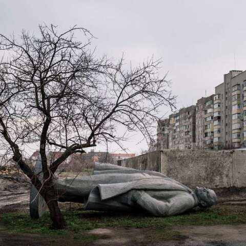 Ουκρανία: Oι Ρώσοι επανέφεραν άγαλμα του Λένιν στο κατεχόμενο Χένιτσεσκ