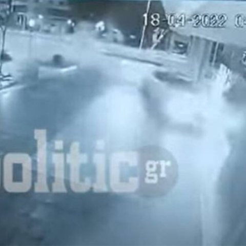 Θεσσαλονίκη: Η στιγμή που αυτοκίνητο πέφτει πάνω σε κατάστημα