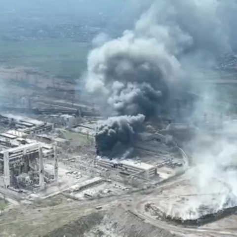 Πυκνοί καπνοί πάνω από Azovstal στη Μαριούπολη μετά από βομβαρδισμό