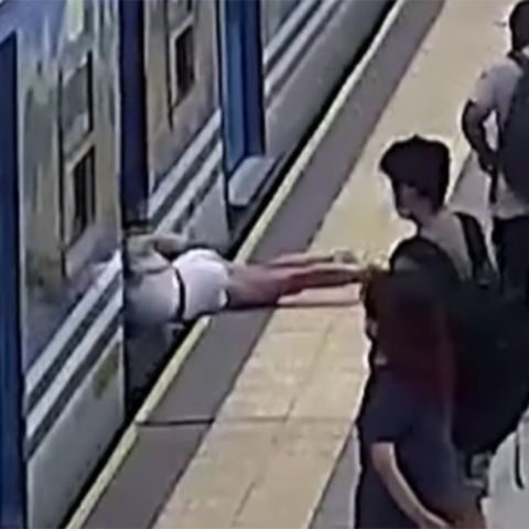 Αργεντινή: Γυναίκα πέφτει στις γραμμές του τρένου και βγαίνει ζωντανή
