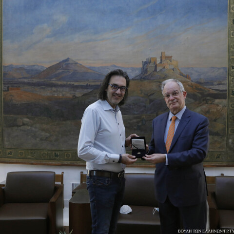 Ο Λεωνίδας Καβάκος έλαβε το χρυσό μετάλλιο της Βουλής των Ελλήνων από τον Κωνσταντίνο Τασούλα