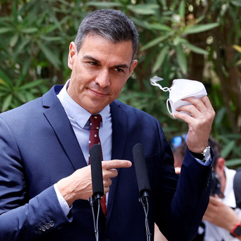 Ο Πέδρο Σάντσεθ, πρωθυπουργός στην Ισπανία, βγάζει τη μάσκα για τον κορωνοϊό