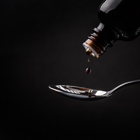 Κουτάλι δέχεται σταγόνα από σιρόπι