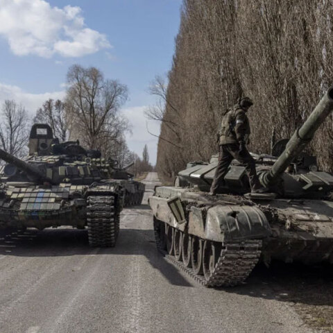 Ουκρανός στρατιώτης πάνω σε ρωσικό εγκαταλελειμμένο τανκ κοντά στο Κίεβο