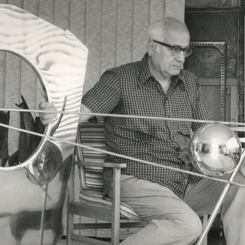 Ο Γιώργος Ζογγολόπουλος στην κατοικία-εργαστήριό του στο Ψυχικό με το γλυπτό του «Κενό και σφαίρα», δεκαετία του 1970. 