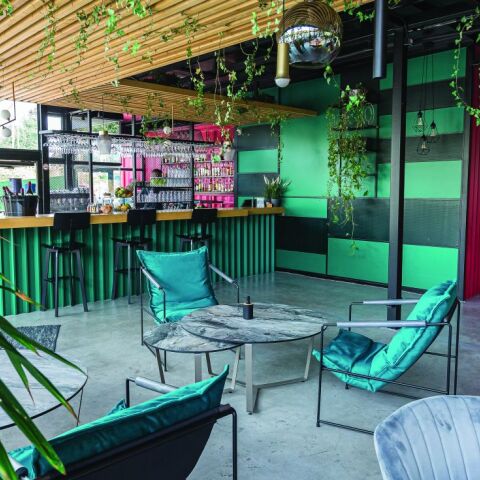 Bond  Η άνοιξη είναι ακόμη πιο  όμορφη σε αυτή τη μυστική  αυλή του Αλίμου