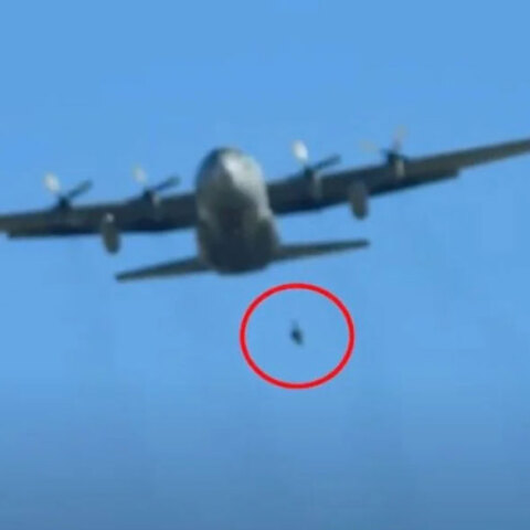 Έλληνας αλεξιπτωτιστής κρέμεται έξω από C-130 στην Κύπρο