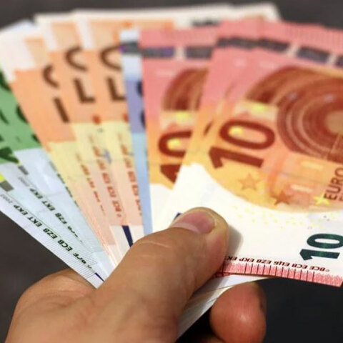 Στα 438 ευρώ τον μήνα το επίδομα ανεργίας του ΟΑΕΔ μετά την αύξηση του κατώτατου μισθού από την 1η Μαΐου