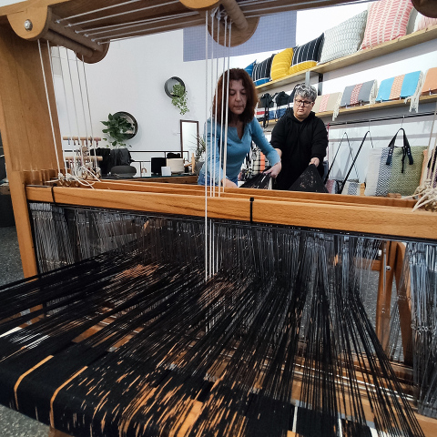 H Έλενα Λαναρά και η Γιώτα Σεριφίου yυφαίνουν στον αργαλειό