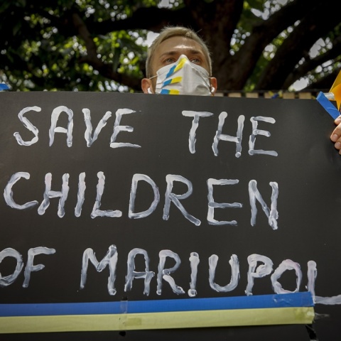 Μήνυμα γραμμένο στα αγγλικά και σε πίνακα στα χρώματα της Ουκρανίας για τη σωτηρία των παιδιών στη Μαριούπολη της Ουκρανίας
