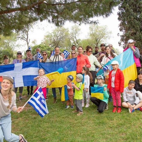 Ουκρανοί πολίτες καθάρισαν την παραλία στο ΣΕΦ - Πόζαραν κρατώντας τις σημαίες της χώρας