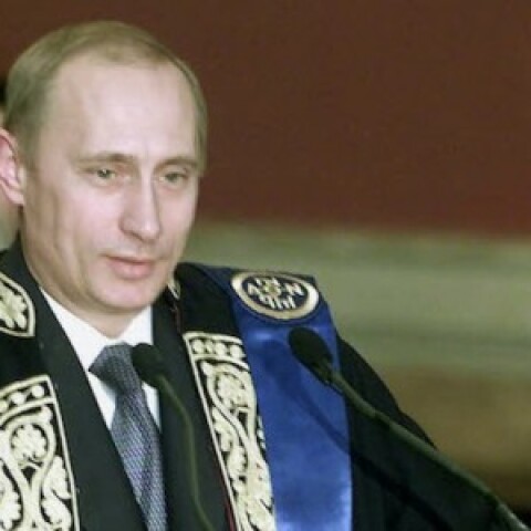 Το Παν. Πελοποννήσου αφαίρεσε από τον Πούτιν τον τίτλο του επίτιμου διδάκτορα