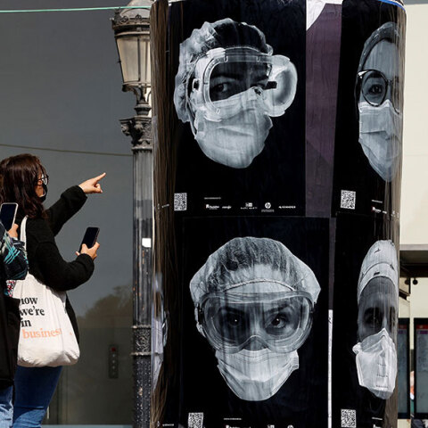 Η μάσκα στην Ισπανία παύει να είναι υποχρεωτική στους εσωτερικούς χώρους