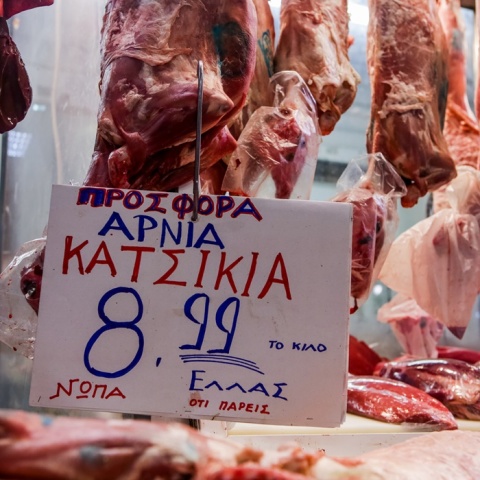 Κρεοπωλείο στη Βαρβάκειο έχει στη βιτρίνα του αρνιά και κατσίκια