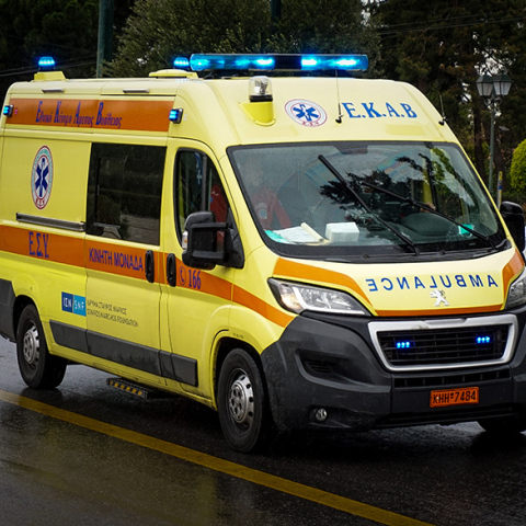 Ελευσίνα: Ανήλικος έπεσε σε φωταγωγό