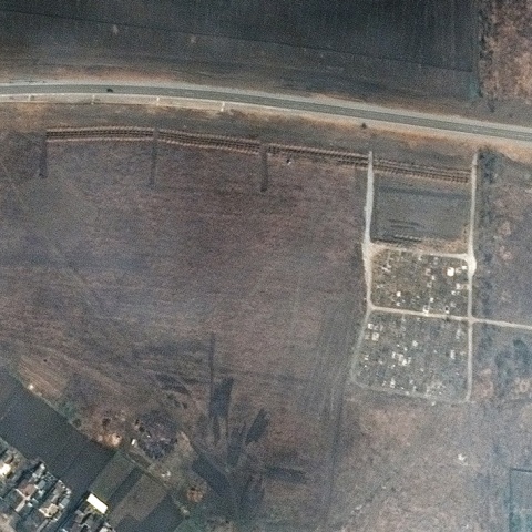 Δορυφορικές εικόνες από μαζικό τάφο στη Μαριούπολη