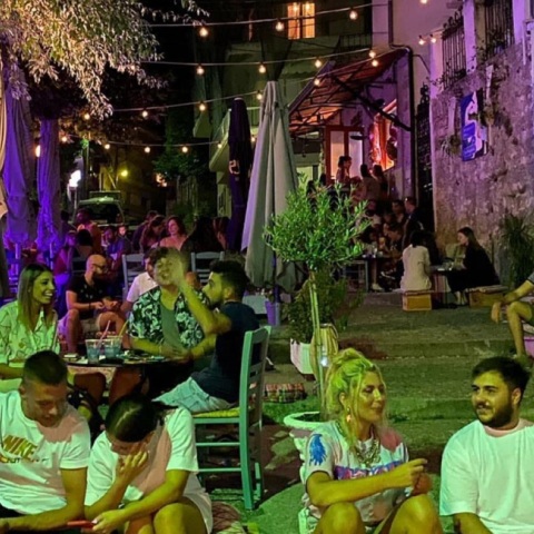 Το Ναυαρίνο Street Bar, στην Αγία Βαρβάρα Δράμας. 