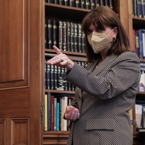  Σακελλαροπούλου για την 21η Απριλίου: Η αδιαπραγμάτευτη εγγύηση της δημοκρατίας είναι η πηγή της δύναμης του ατομικού και συλλογικού εαυτού μας