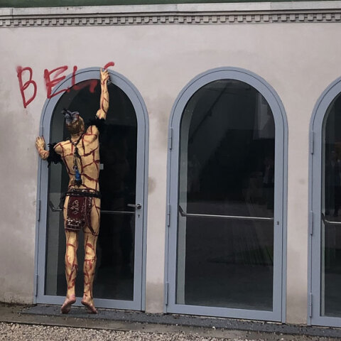 Διαδηλωτής στην Biennale της Βενετίας γράφει με κόκκινο σπρέι στο ρωσικό περίπτερο