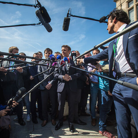 Φαβορί ο Μακρόν στον δεύτερο γύρο των γαλλικών εκλογών