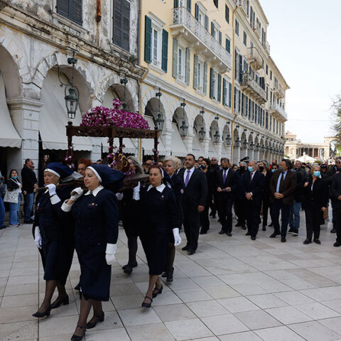Περιφορά Επιταφίου στην Κέρκυρα σήμερα Μεγάλη Παρασκευή 22 Απριλίου 2022