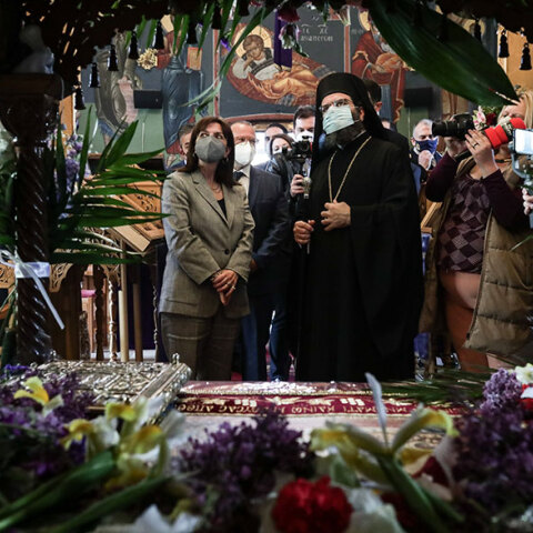 Η Κατερίνα Σακελλαροπούλου μπροστά στον Επιτάφιο σε εκκλησία στη Ροδόπη