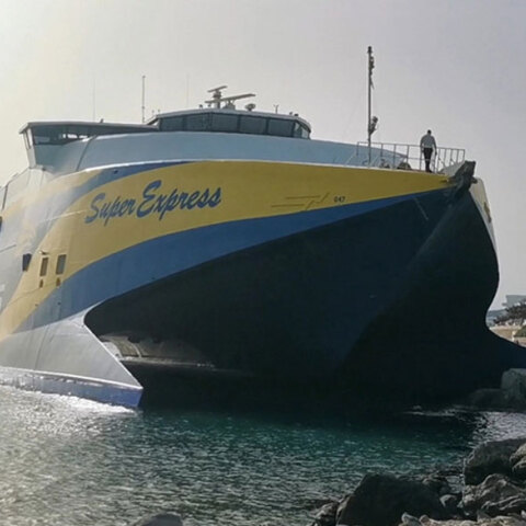 To «Super Express» στην Τήνο έχει προσαράξει σε αβαθή του λιμανιού