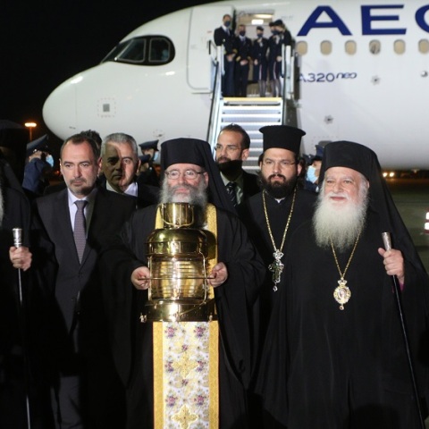 Πάσχα 2022: Έφτασε με καθυστέρηση στην Ελλάδα το Άγιο Φως