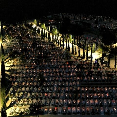 Αναμμένα καντήλια σε μνήματα στα κοιμητήρια του Δήμου Γλυφάδας