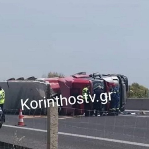 Aνατροπή νταλίκας με έναν εγκλωβισμένο στην Αθηνών - Κορίνθου