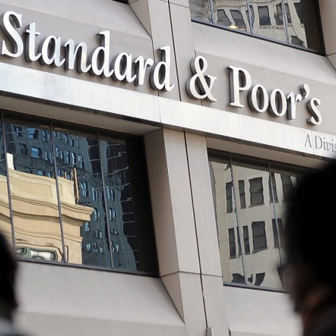 Η Standard and Poor’s ανεβάζει σκαλί την ελληνική οικονομία