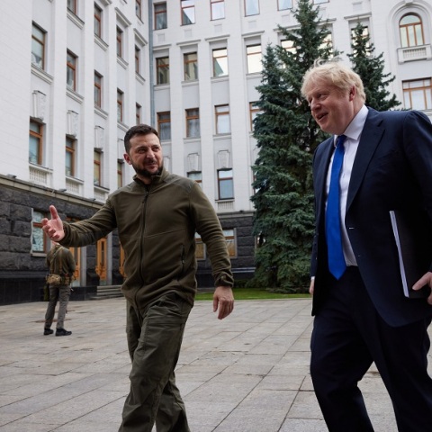 Ουκρανία - Επικοινωνία Ζελένσκι - Τζόνσον: Συζήτηση για «νέα φάση» στρατιωτικής βοήθειας