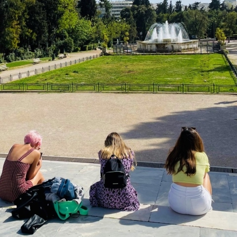 Τρεις γυναίκες που κάθονται στα σκαλιά του κήπου στο Ζάππειο Μέγαρο