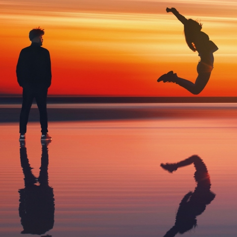 Άνδρας που κοιτά γυναίκα να χοροπηδά