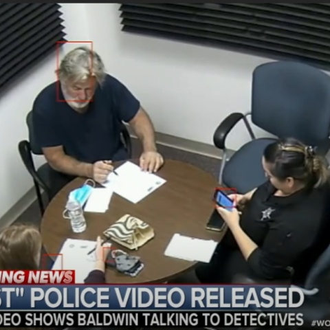 Άλεκ Μπάλντουιν: Στη δημοσιότητα το βίντεο από την πρώτη ανάκριση μετά το θάνατο της Αλίνα Χάτσινς