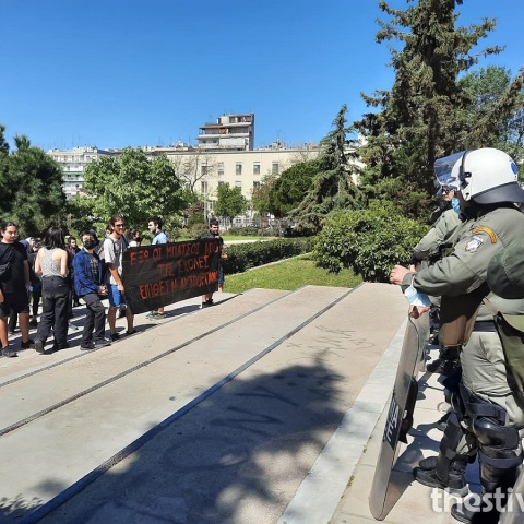 Αστυνομικές δυνάμεις έξω από τη Σχολή Θετικών Επιστημών στη Θεσσαλονίκη 